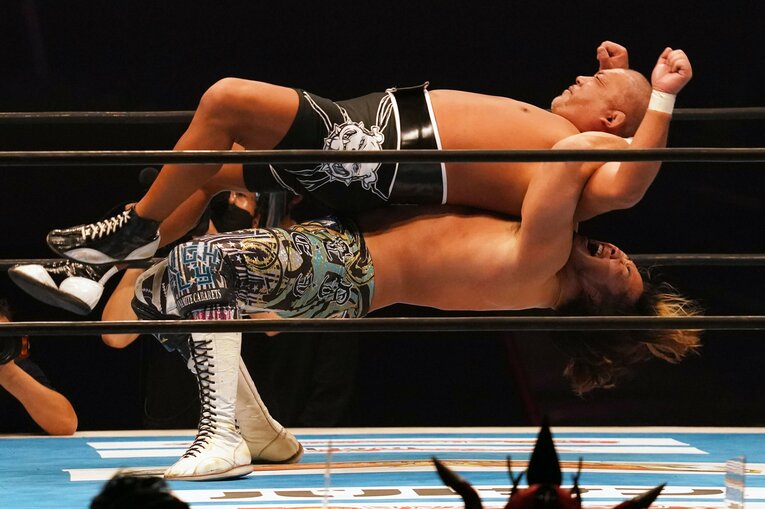 石井にドラゴンスープレックスを放つ棚橋