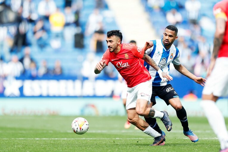 久保建英の祈りと必死さも実らず「先発落ち→6連敗で降格圏」に倒れ込み… 監督解任マジョルカの序列は変わるのか〈撮影者の視点〉(25)