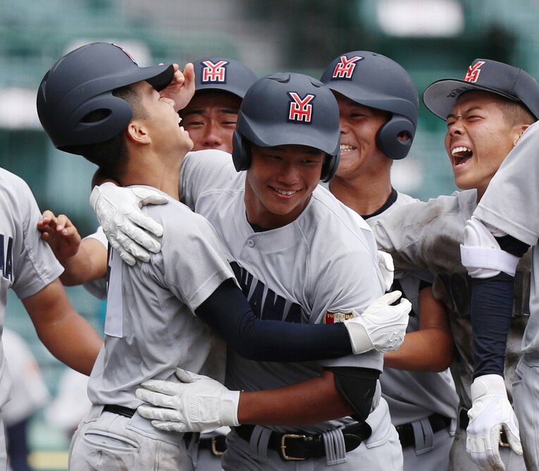 緒方漣の1年生時。初の甲子園で逆転サヨナラ3ランを放った　©JIJI PRESS