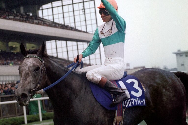 数々の名レースを生んだ、メジロマックイーンと武豊騎手 ／ photograph by JIJI PRESS