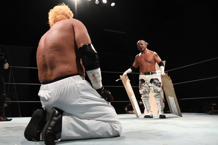 カミソリボードを割り、石川に渡す葛西（右）