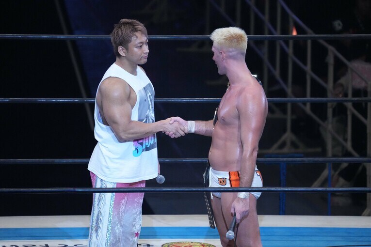 握手をかわすザック・セイバーJr.と海野翔太　©Essei Hara