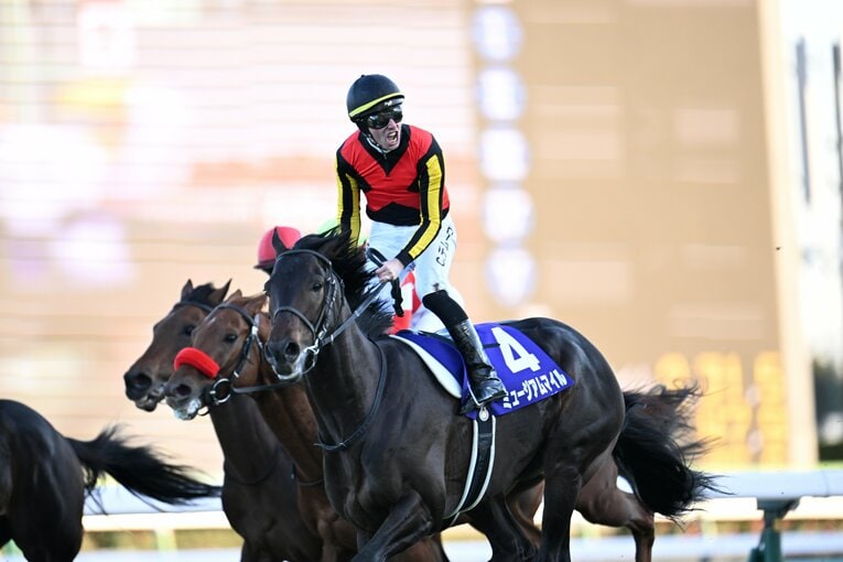 ゴール直後、立ち上がって雄叫びをあげるC・デムーロ　©Keiji Ishikawa