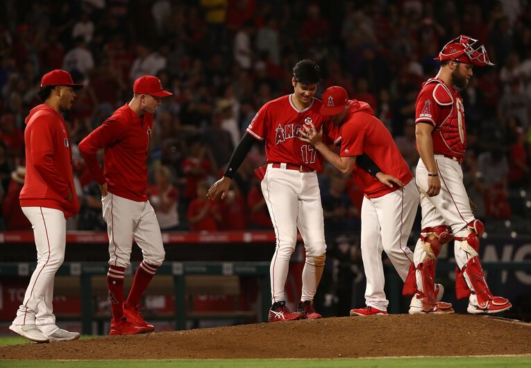 マウンド上でじゃれ合う大谷とヒーニー（2019年撮影）　©Getty Images