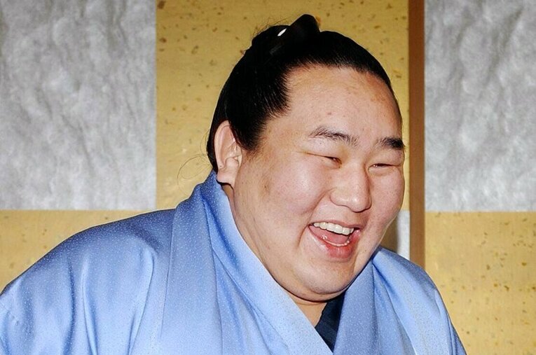 2003年1月、初場所で2場所連続優勝を果たした朝青龍。横綱審議会の横綱推挙を受けて、笑顔で記者会見に臨んだ ／ photograph by JIJI PRESS