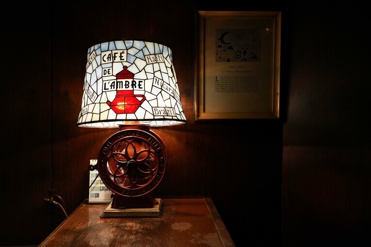 いつしかランブルの象徴のようになったステンドグラスのスタンド。台はコーヒーミルだ　©Essei Hara