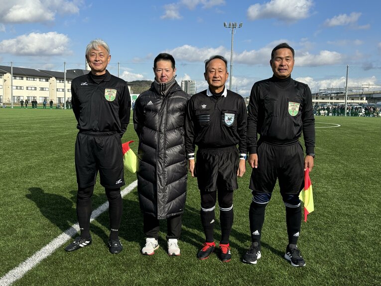 試合前、少し緊張気味の表情を見せる青木さん（右から2人目）。当時を知る中国サッカー協会や岡山県サッカー協会の役員らがサポートした　©︎Takahito Ando