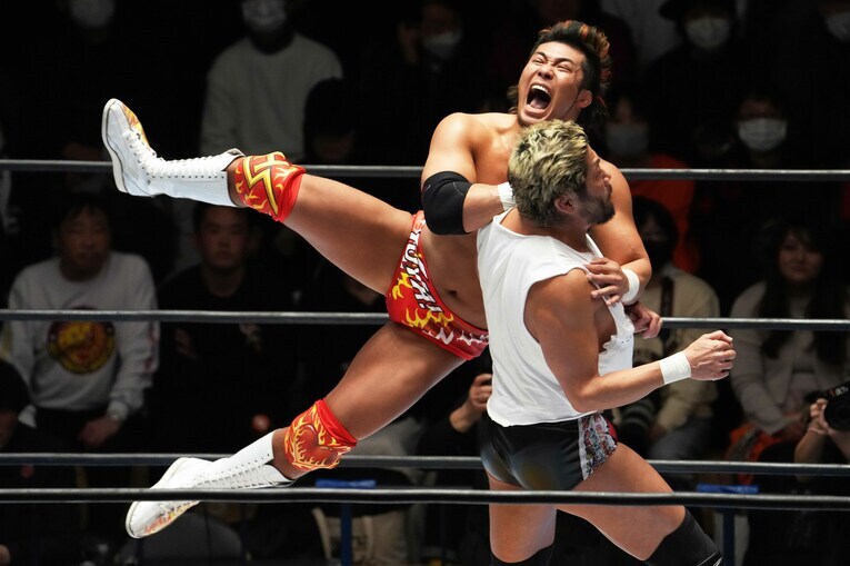 SANADAにボディアタックを見舞う上村優也。3月8日、後楽園ホール　©Masashi Hara