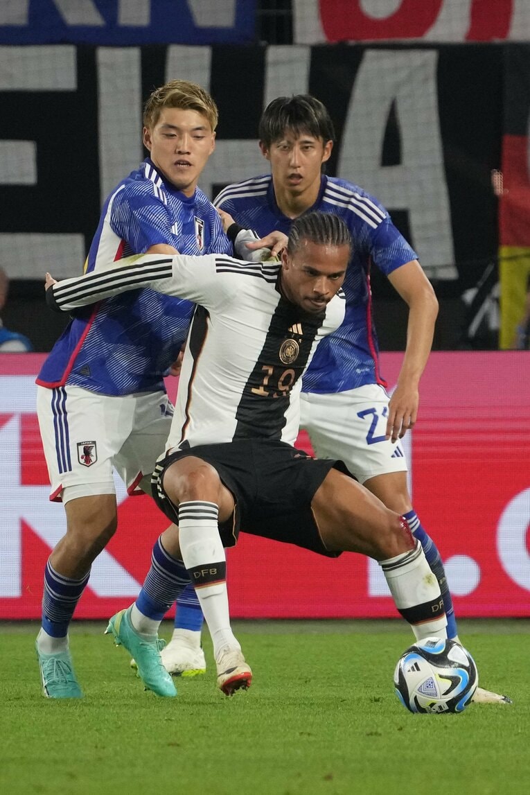 レロイ・サネのマークにつく堂安律　©Masashi Hara