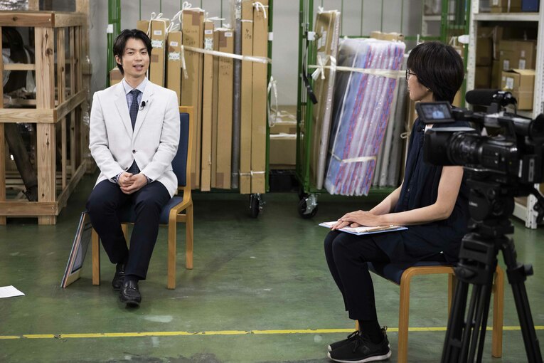 衣装の寄贈について尋ねる町田　©Asami Enomoto