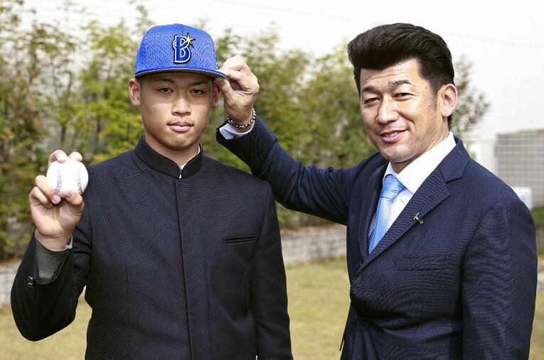 昨年ドラフト1位でDeNA入りした小園健太。写真は入団交渉を終え、三浦大輔監督と記念撮影（昨年11月） ／ photograph by KYODO