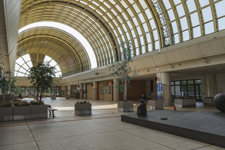 駅の東西を結ぶ自由通路を兼ねたコンコース「エルフィンパーク」