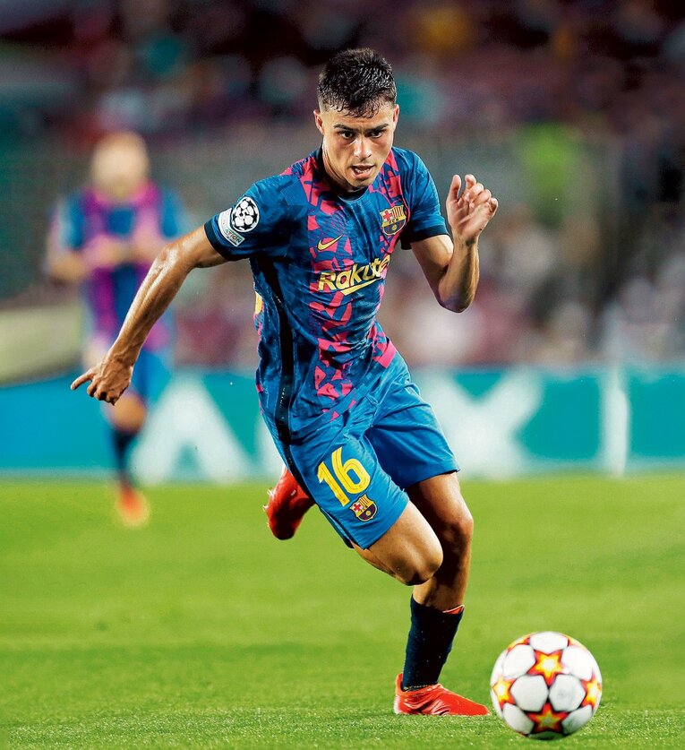 18歳でバルセロナに移籍し、デビュー2カ月でミッドフィルダーとしてスタメンの座を掴んだペドリ。フル代表にはスペイン史上6番目に若い18歳120日でデビューした　photograph by L’Équipe