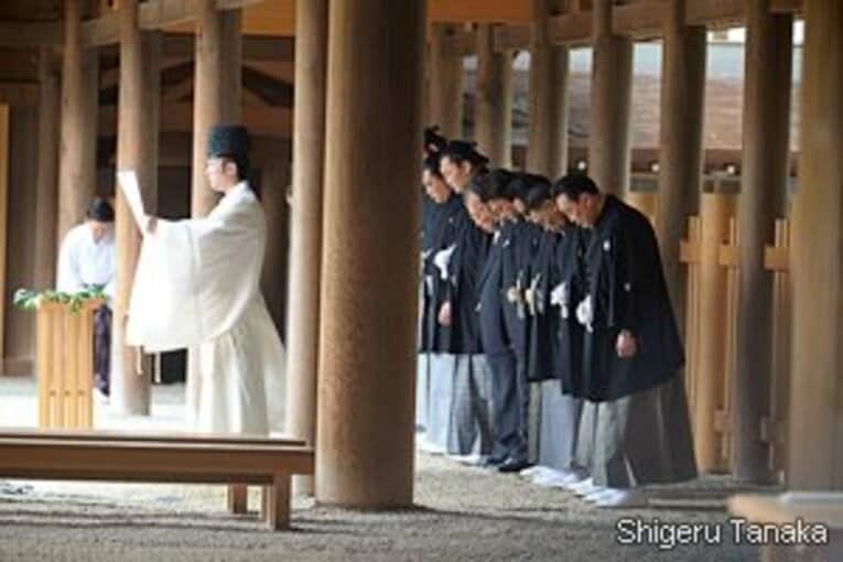 場所前に神社で奉納相撲にのぞむ相撲協会関係者と力士たち。古来、五穀豊穣等を祈願したり吉凶を占う神事として、相撲は日本文化の中で生き続けてきた。現在でも日本各地に、相撲協会とは別の流れの神事相撲が多く残っている