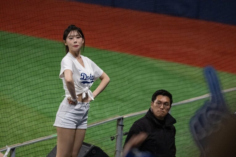 球場のドジャース観客席側の応援指導の様子　©Nanae Suzuki