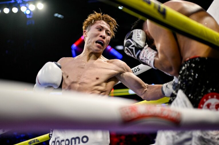 猛烈な連打で挑戦者ラモン・カルデナスを追い詰める井上尚弥。ラスベガスでのビッグマッチは手に汗握る激闘となった ／ photograph by Hiroaki Yamaguchi