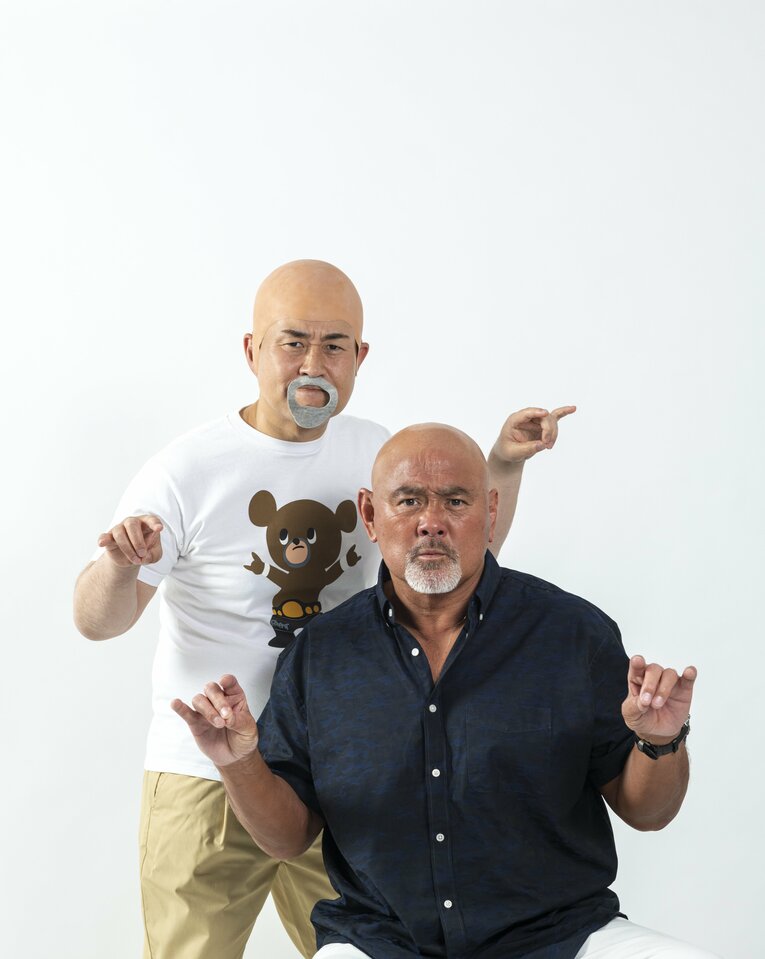 “白髪のフェルト”で武藤敬司との2ショット（2022年撮影）　©Takuya Sugiyama