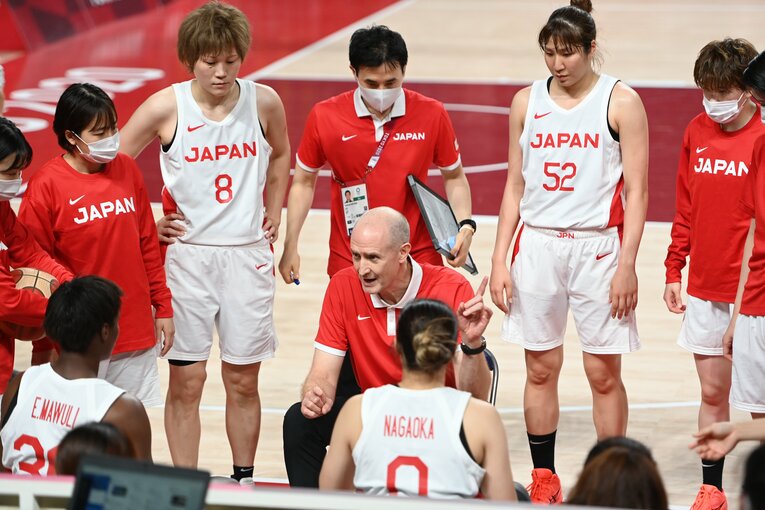 選手たちに指示を出すトム・ホーバスHC　©Naoya Sanuki/JMPA