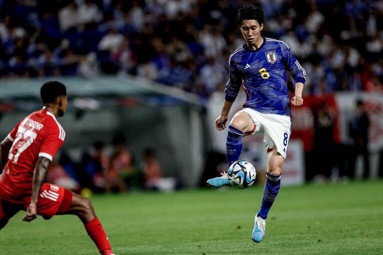 23年6月、ペルー戦での鎌田の「鬼キープとゲームメーク」（全4枚中の2枚目）©Kiichi Matsumoto