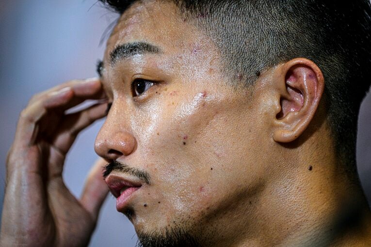 試合後、記者の質問に答える中谷潤人　©Takuya Sugiyama