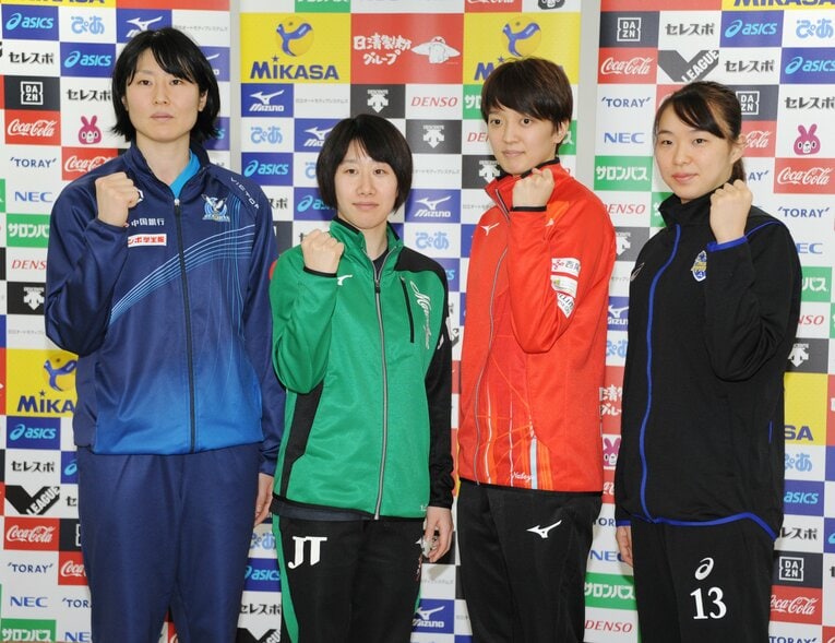 2020年1月、デンソーの主将としてVリーグの会見に出席する鍋谷さん（右から2人目）　©︎JIJI PRESS