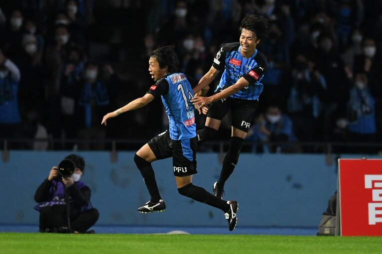 川崎フロンターレ時代の中村憲剛氏と三笘薫　©Getty Images