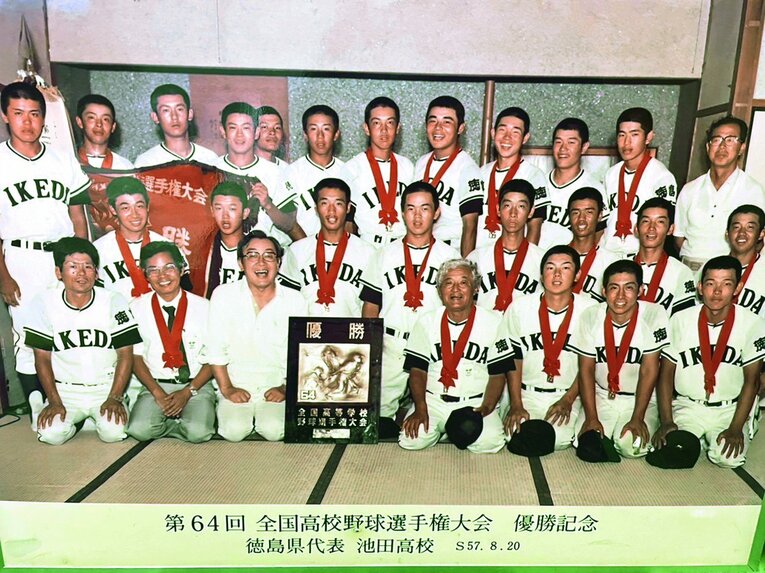 1982年、池田高校の集合写真。山口は中列右から3人目、中列右から5人目には水野、その左隣には畠山の姿も（本人提供）