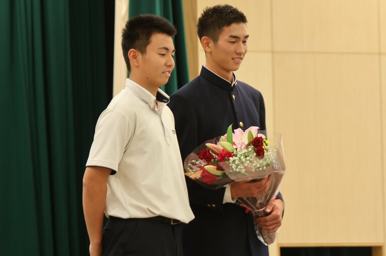 指名を受けた今朝丸に花束を渡す間木。2人の関係性が見える一コマだ　©Fumi Sawai