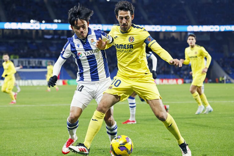 かつての同僚であるパレホから激しくボールを奪おうとする久保　©Daisuke Nakashima