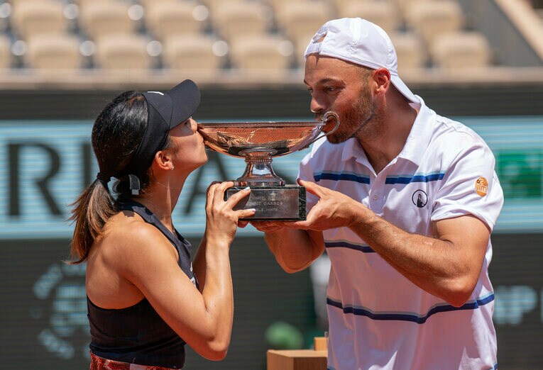 ペッツと優勝の喜びを分かち合う　©JIJI PRESS