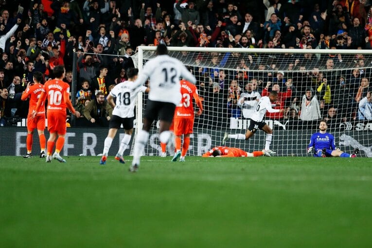 〈久保建英ソシエダ月間MVP〉敵地で憎まれるのは名が知れた証拠だが…「クボへの徹底マーク」と“1枚も撮れなかったシーン”とは(31)