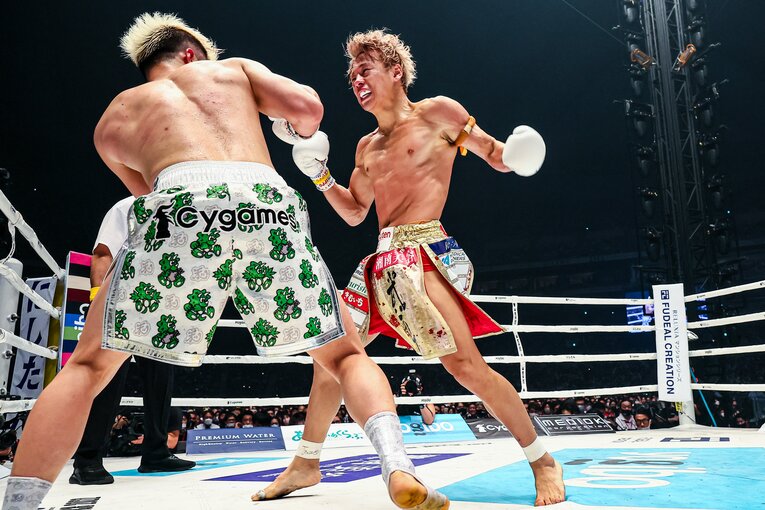 鬼気迫る表情で那須川天心を攻める武尊（1枚目／全3枚） ©THE MATCH 2022/Susumu Nagao