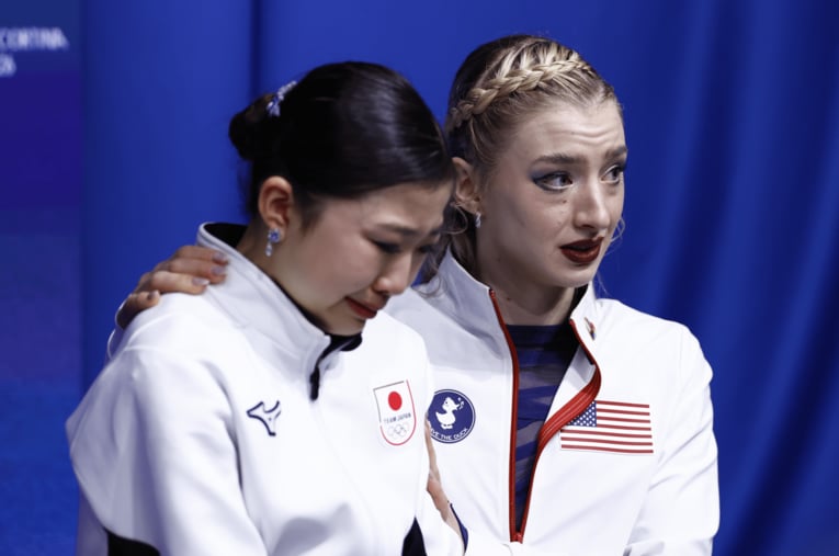 4位となり涙を流す千葉百音に寄り添ったアンバー・グレン（米国） ／ photograph by Sunao Noto／JMPA