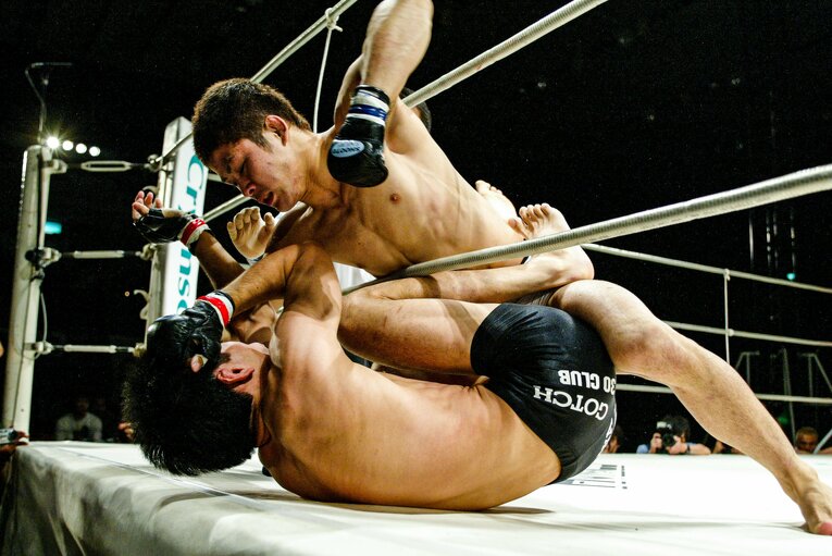 上から大石を攻め込む松根　©Susumu Nagao