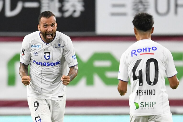 先制ゴールを決めて歓喜するレアンドロ・ペレイラ