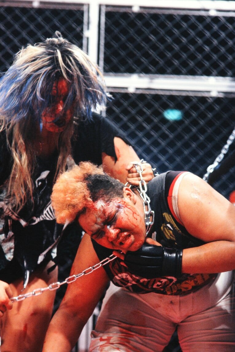 1990年11月14日、ノーレフェリー、凶器自由の完全決着戦として行われたブル中野vsアジャコングの金網デスマッチ　©AFLO