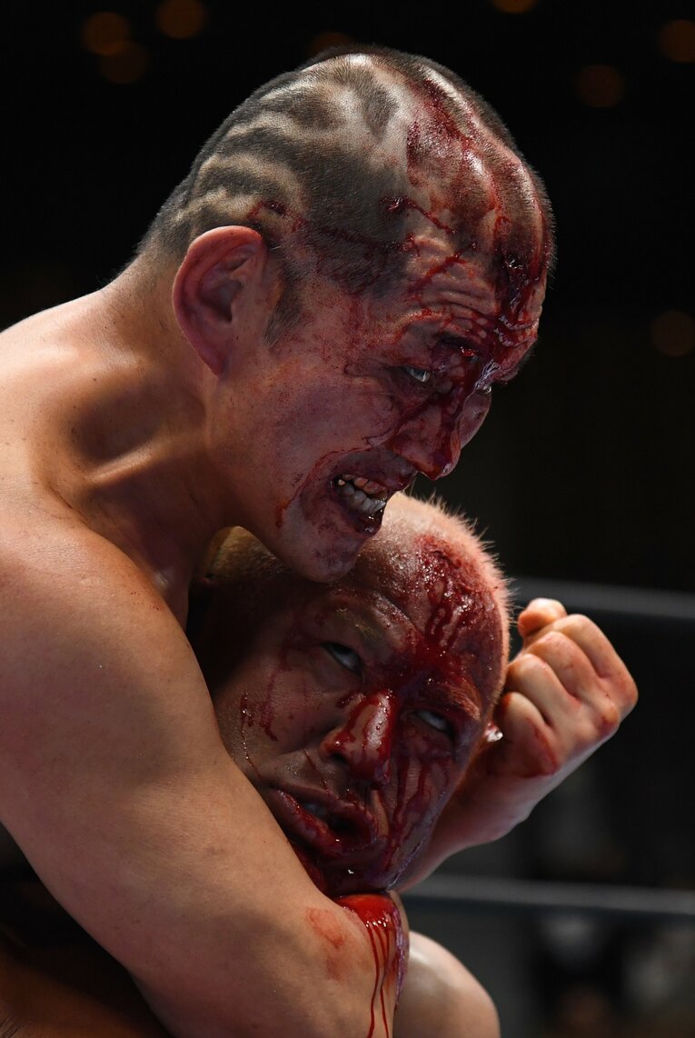 鈴木みのるのスリーパーホールドで白目をむく本間朋晃