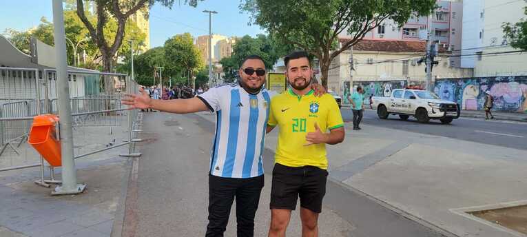 アルゼンチンとブラジルユニのサポが仲良く2ショット。奇跡の1枚とのこと　©Hiroaki Sawada