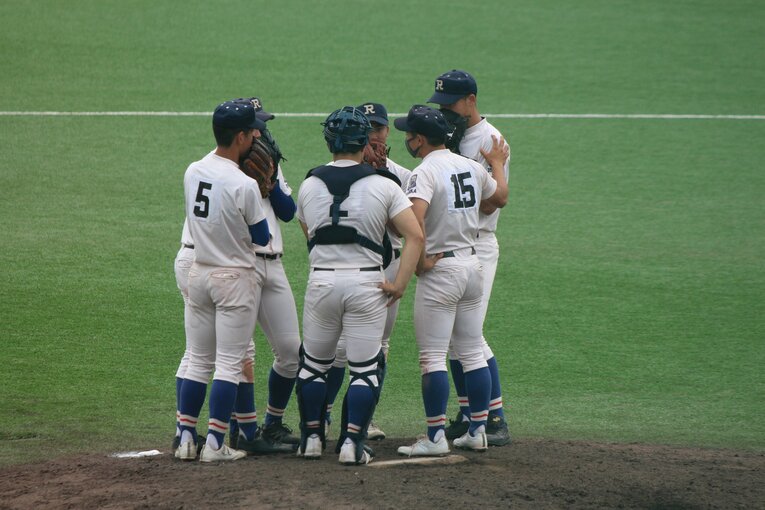 マウンドで話し合う履正社ナイン ©Fumi Sawai