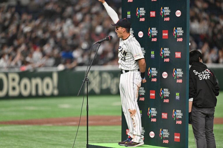 お立ち台で「ニッポン、ダイスキ！」と叫ぶヌートバー　©Naoya Sanuki