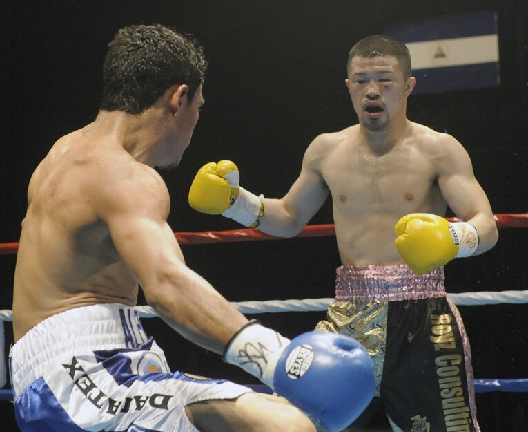 3ラウンド、小堀佑介の左フックで王者アルファロがダウンした瞬間　©JIJI PRESS