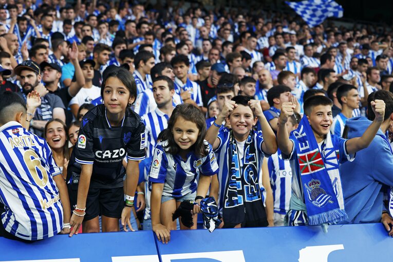 「KUBOコール」や「武房、シャツくれませんか」日本語メッセージの少年、猛プレスに感謝のハグ…“久保建英リーガ100戦目の進化”を撮った(32)