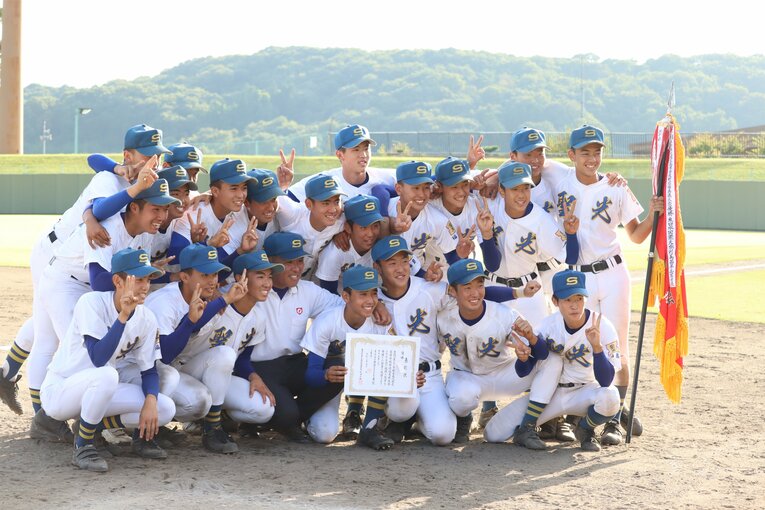 昨秋の福島県大会で優勝し、メンバーと写真撮影する横山部長