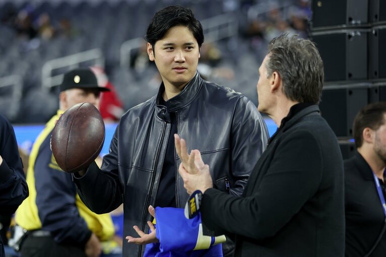 セインツvsラムズの観戦に訪れ、ネズ・バレロ代理人と会話する大谷　©Getty Images