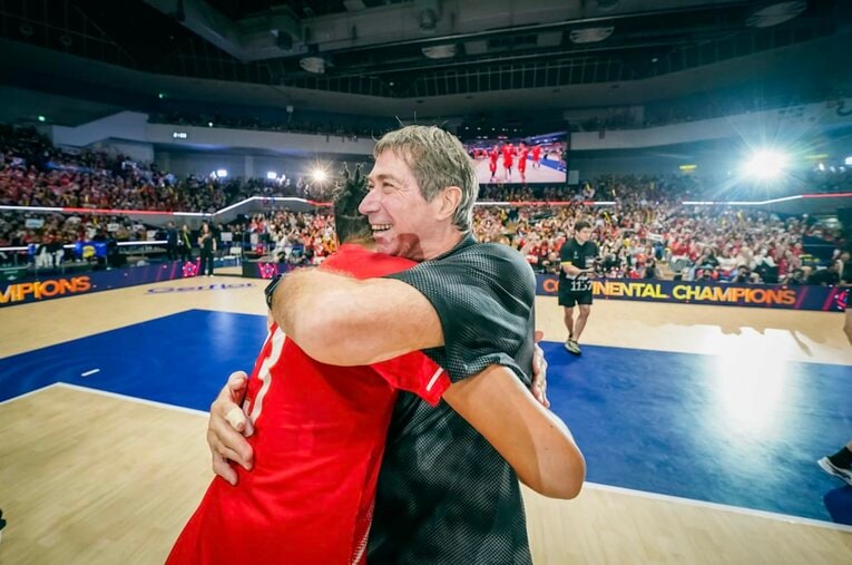 リザーブメンバーに対しても、“信頼”を言葉にしていたロラン・ティリ監督　©︎Volleyball World
