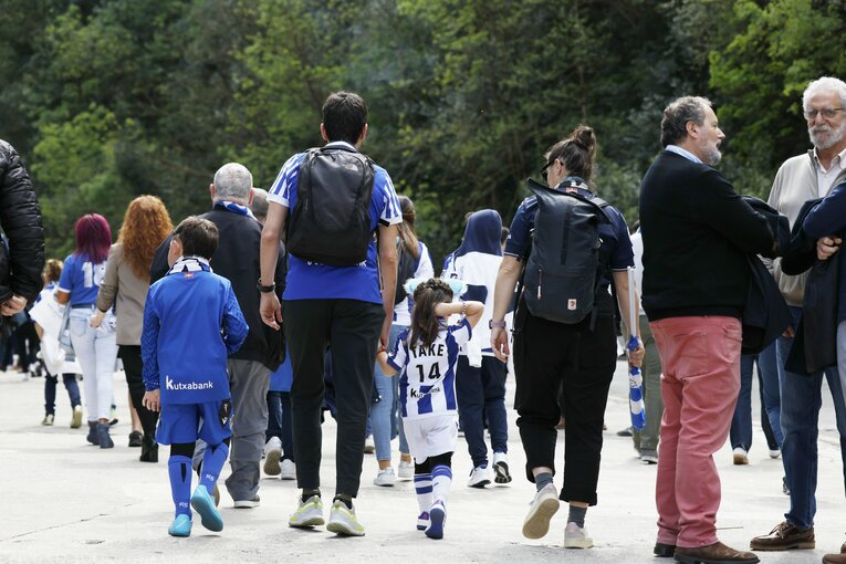 「至る所に14番ユニの子供」久保建英が“バスクで愛される日常”を激写「甥っ子がタケクボって応援してるんだ」醸造所レストランオーナーのこぼれ話(3)