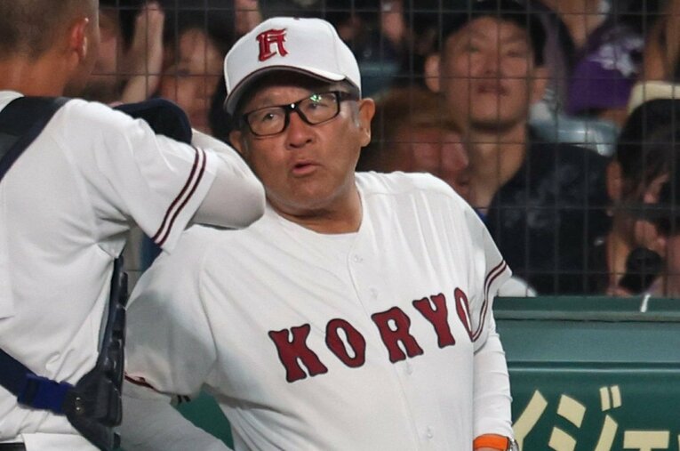 1回戦で旭川志峯に3-1で勝利した広島の広陵を率いる中井哲之監督。試合前の取材対応では強張った表情を見せていたが… ／ photograph by Sankei Shimbun