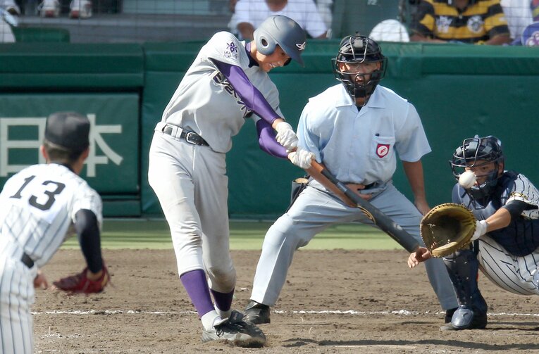 2011年夏の甲子園1回戦、帝京高の投手・石倉嵩也からタイムリーを放つ大谷翔平（花巻東高）　©スポーツ報知／アフロ