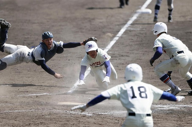 9回裏同点の場面。神戸国際大付、一死一、三塁。“送りバント”を期待され出場した坂本が本盗を決める ／ photograph by KYODO