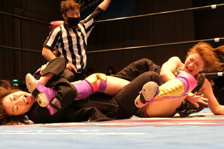 アイスリボン後楽園ホール大会　松谷うの（左）と雪妃真矢　(C)Norihiro Hashimoto